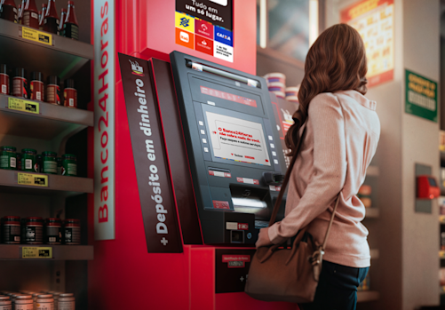 Moça usando ATM