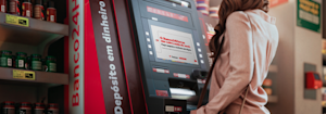 Moça usando ATM