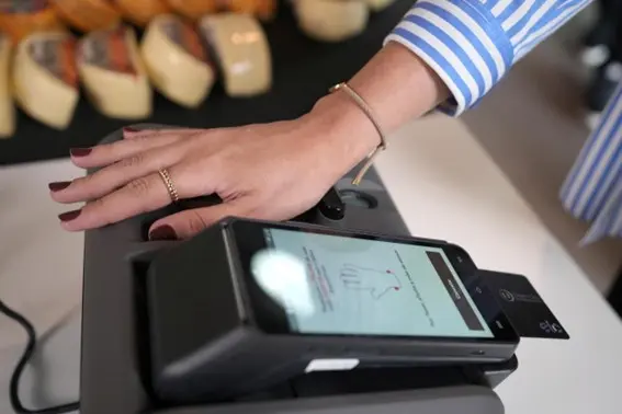 Tecban e Elo lançam solução inovadora de pagamento por biometria da palma da mão