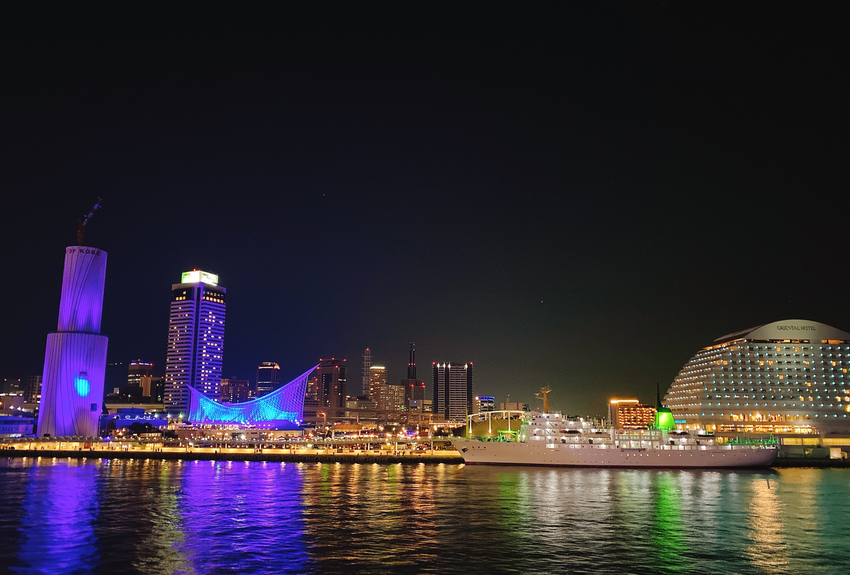 Green double couch with wooden legs