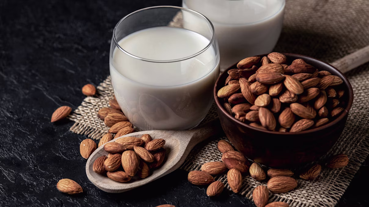 Carbs In Almond Milk [Keto & Low-Carb Perspective]