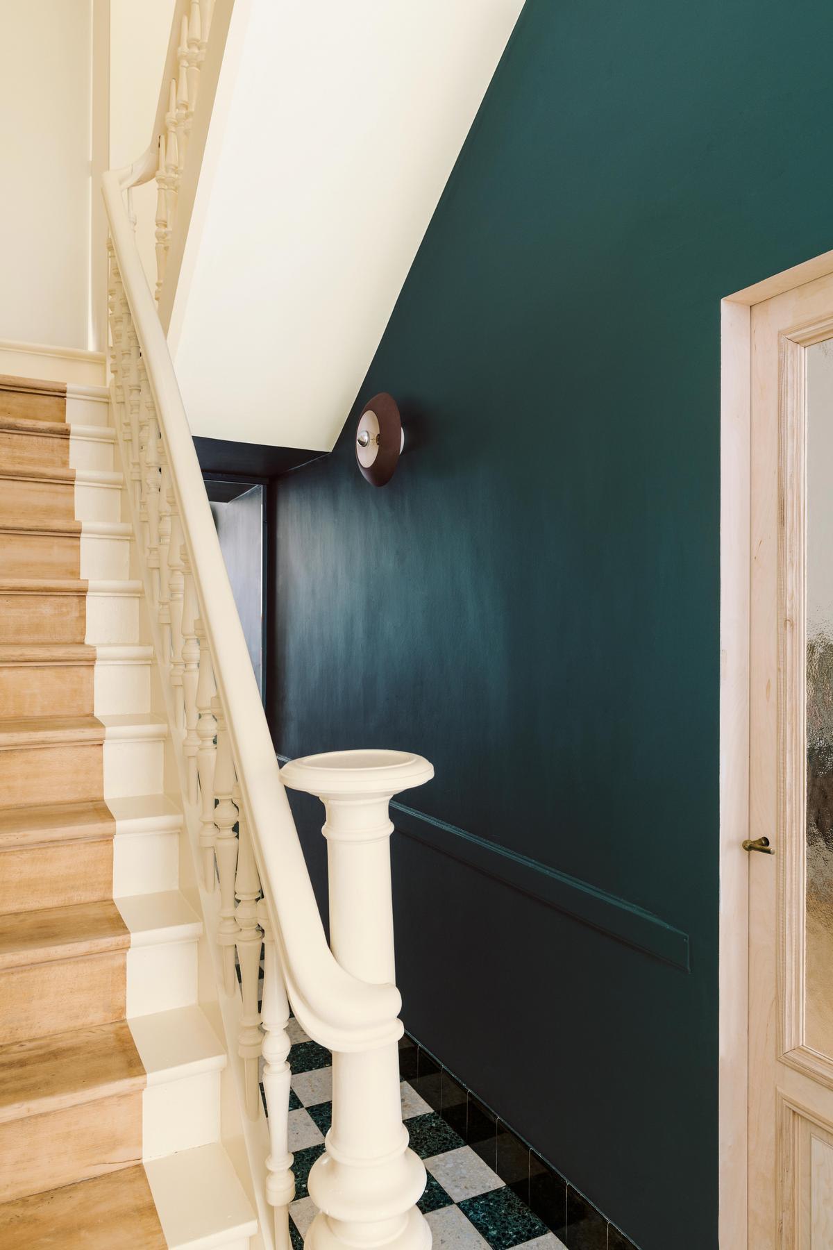 Inspiratiebeeld colora - traphal in diepgroen - woonverhaal Senne & Eefje - colora magazine SS2021