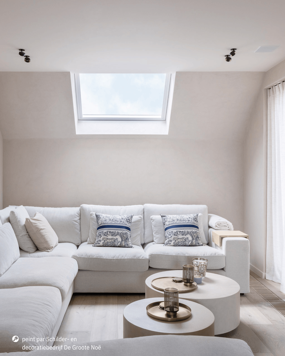  Salon aux murs blanc cassé