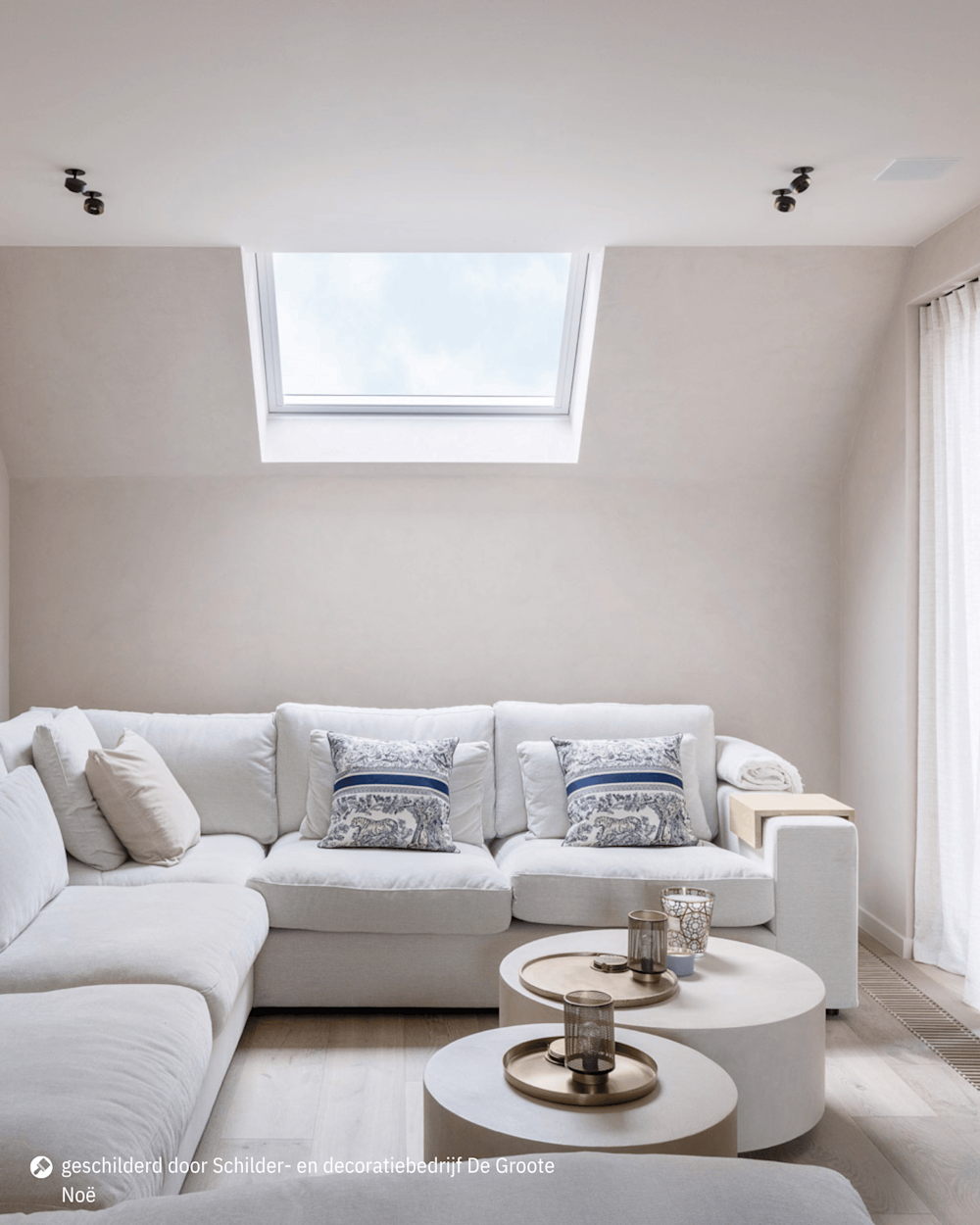 Zitkamer met off-white muren