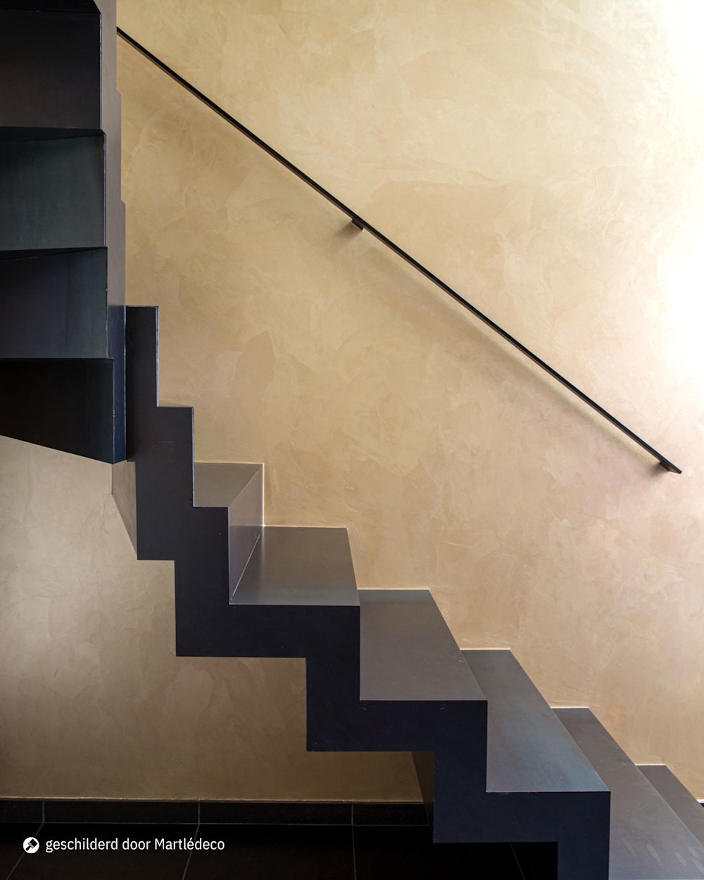 Metallic Chic Stuc in OR MT 46 Original Gold in de traphal - geschilderd door Martlédeco