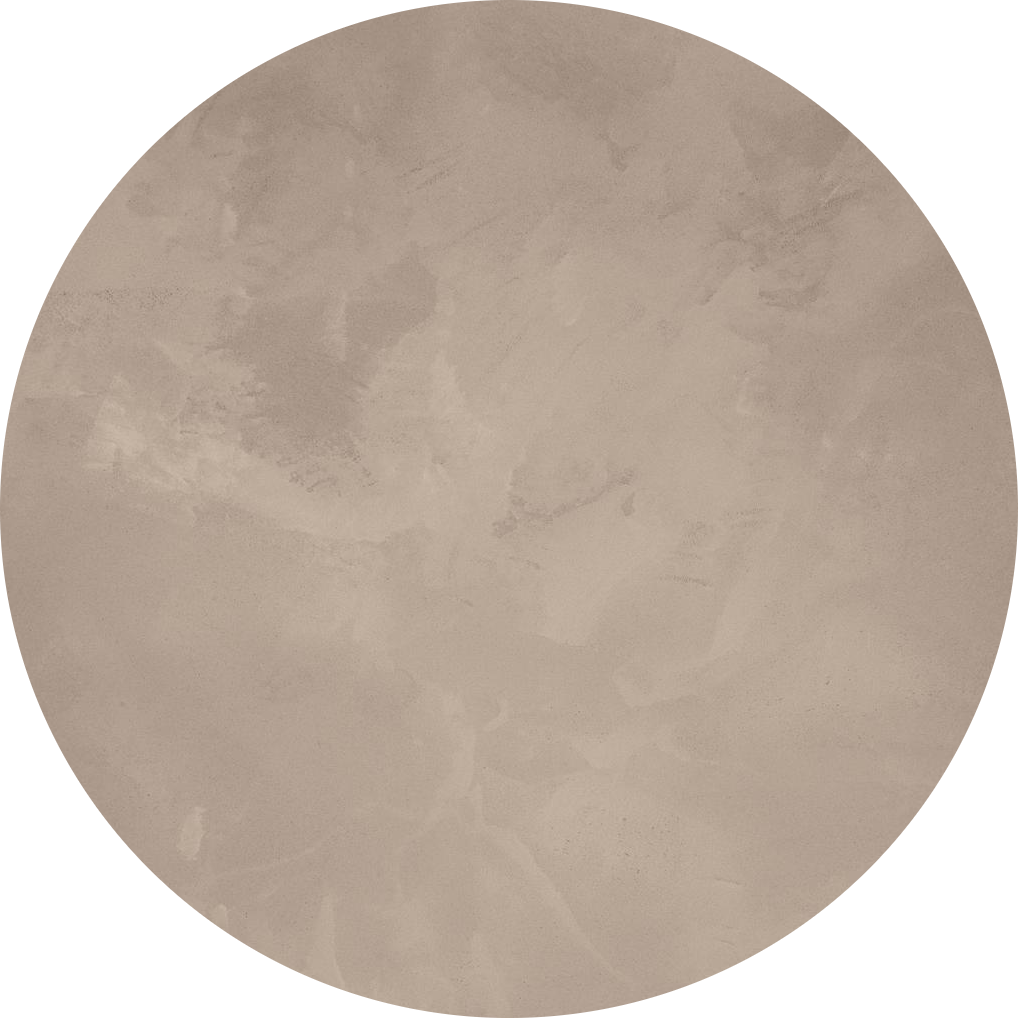 Une surface ronde, de couleur beige, à la texture lisse et marbrée, présentant de subtiles variations de teinte. 