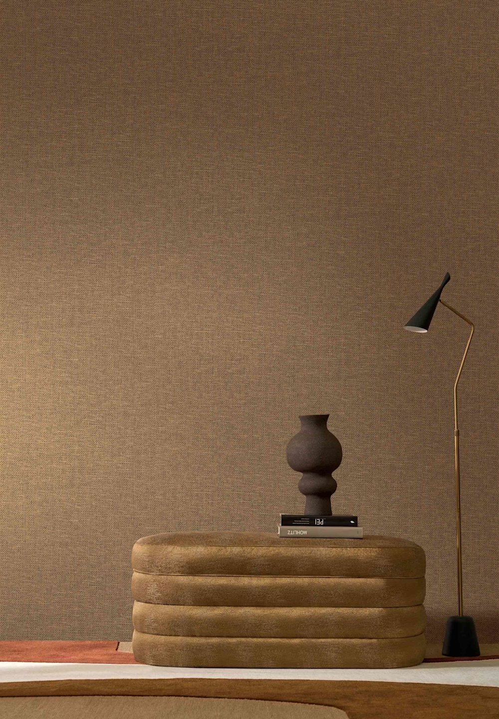 papier peint - salon - Casamance - Tressora - 76922548 - marron - mur texturé, pouf, vase, lampadaire