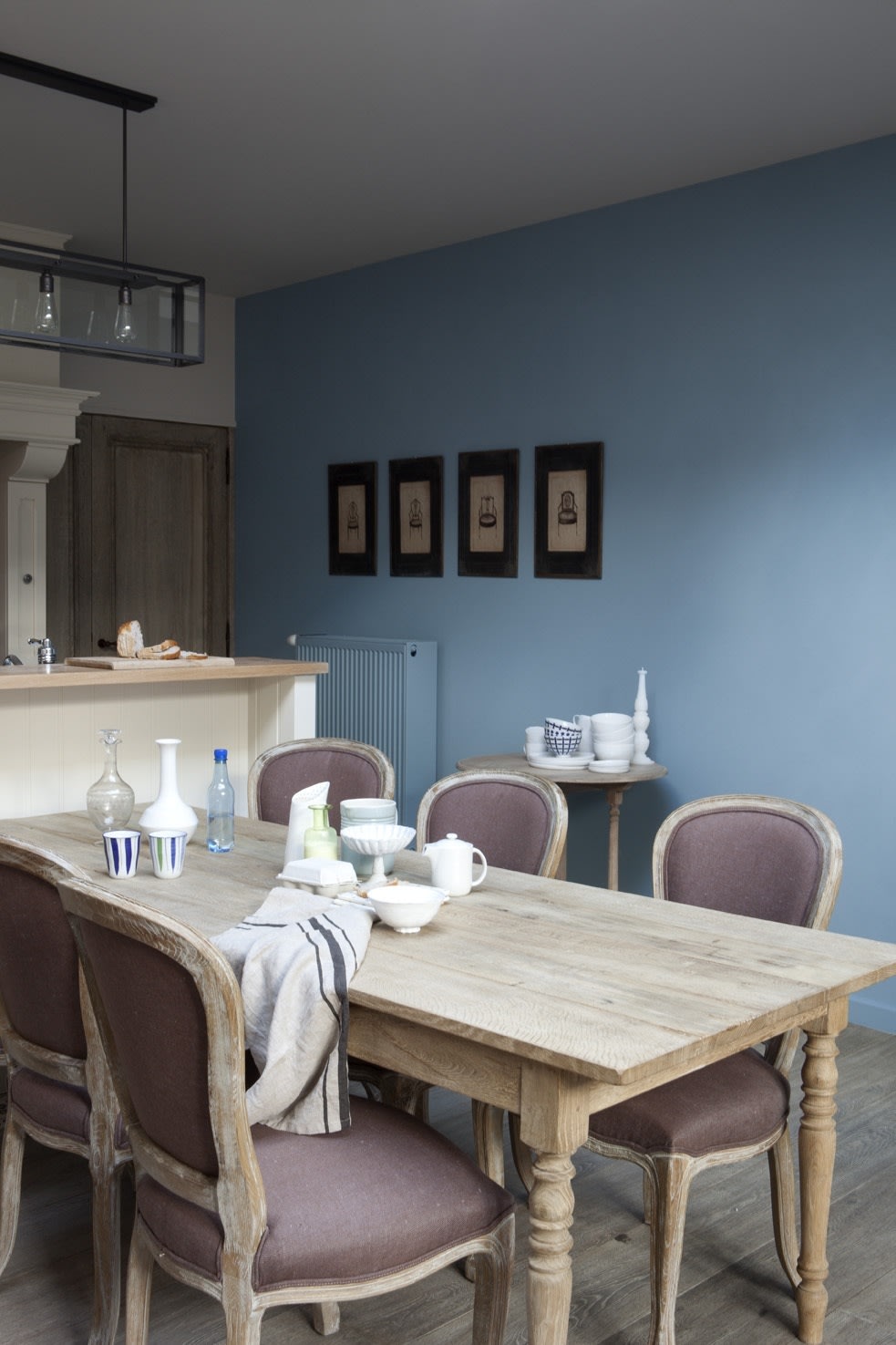 Eetkamer met blauwe accentwand in Puntofino