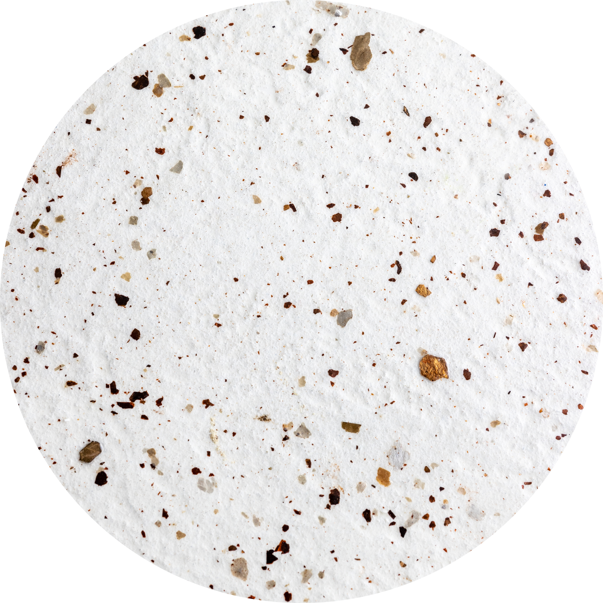 Witte getextureerde achtergrond met fijne stukjes gekristalliseerde mica, een natuurlijk gesteente, lijkt op een terrazzo.