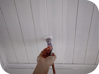 Comment peindre un lambris de plafond en bois