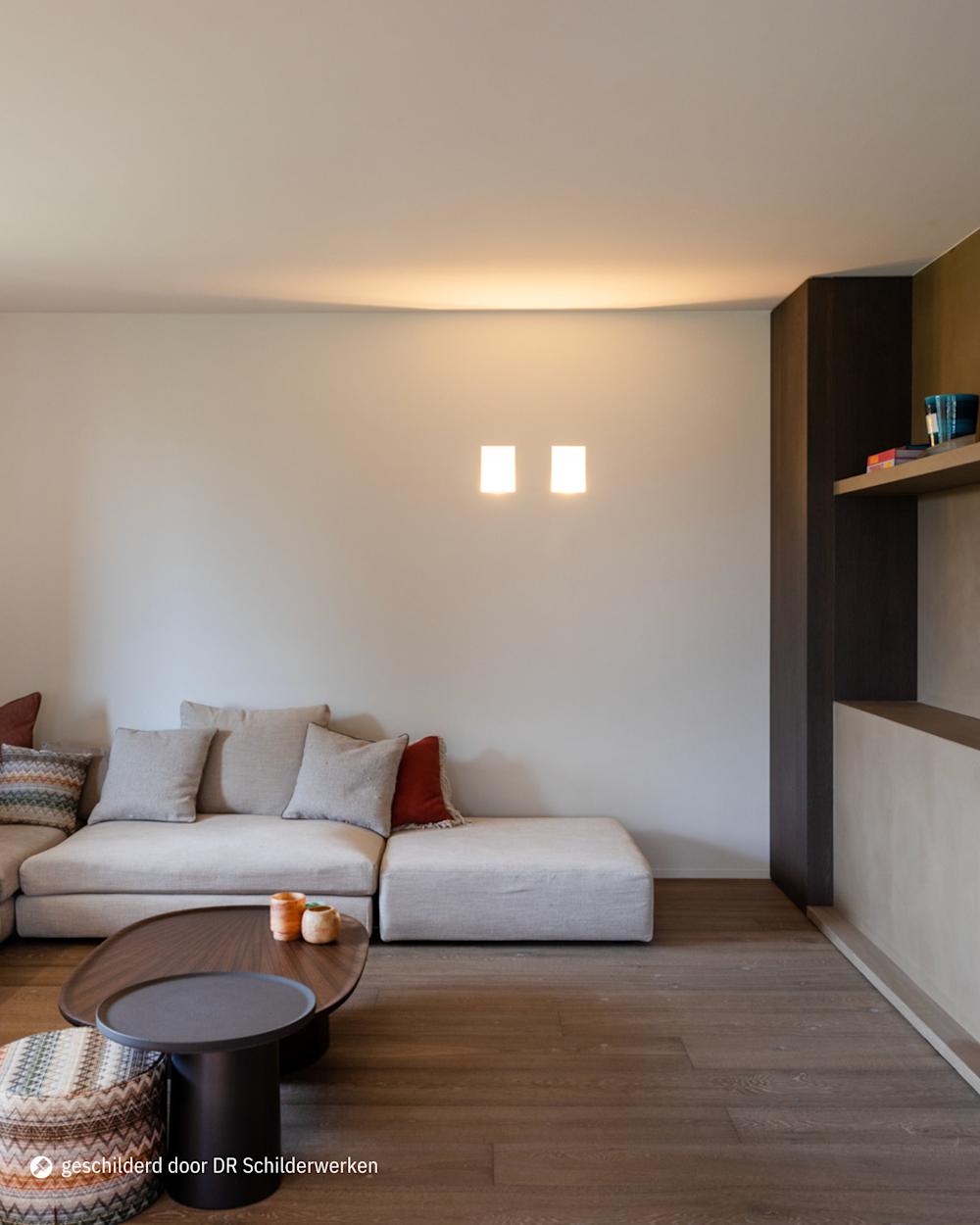 Warm minimalisme in zachte aardetinten inspiratiebeeld arcade witte leefruimte