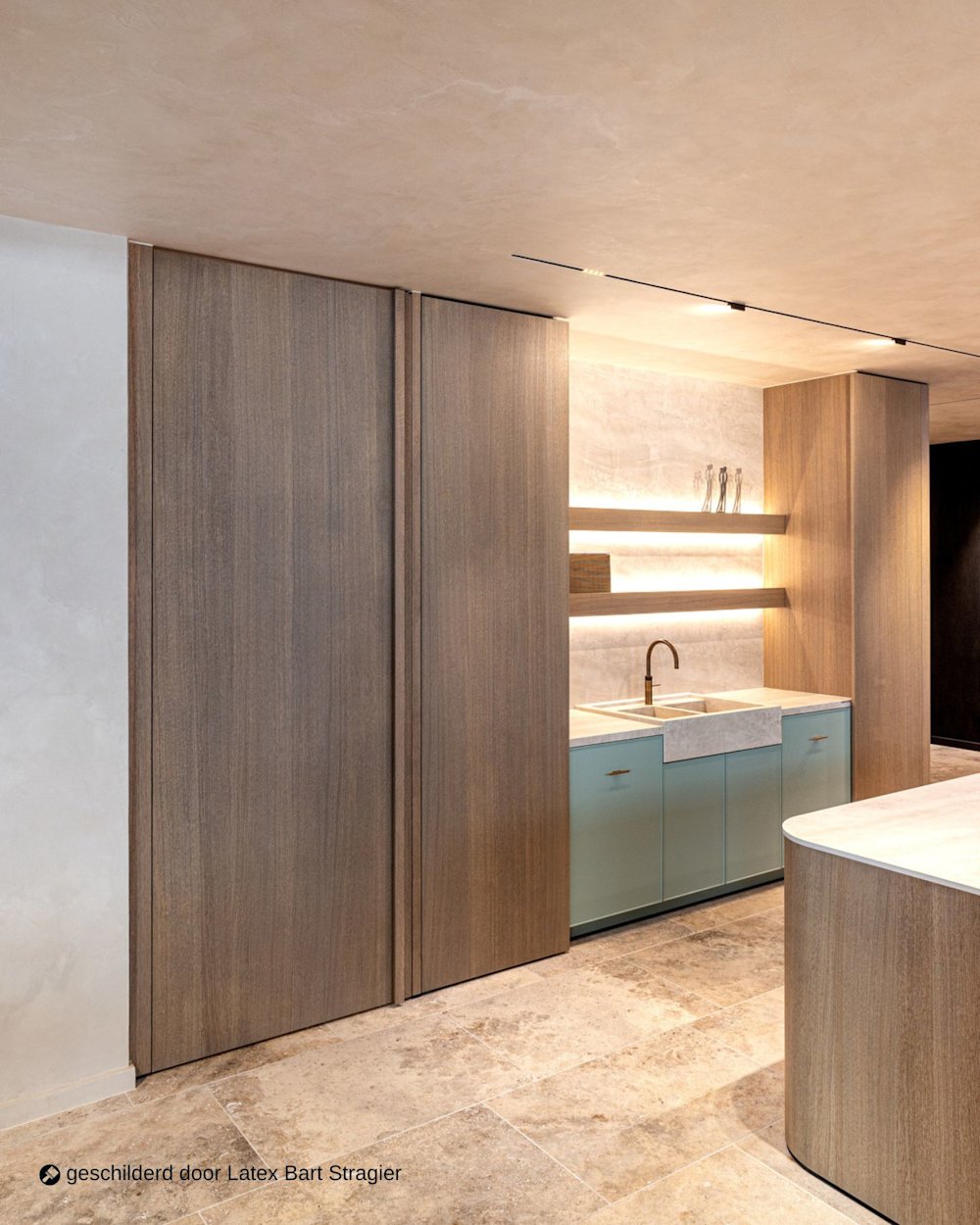 Keuken geschilderd in Calco Original CC 03 travertin beige door Latex Bart Stragier
