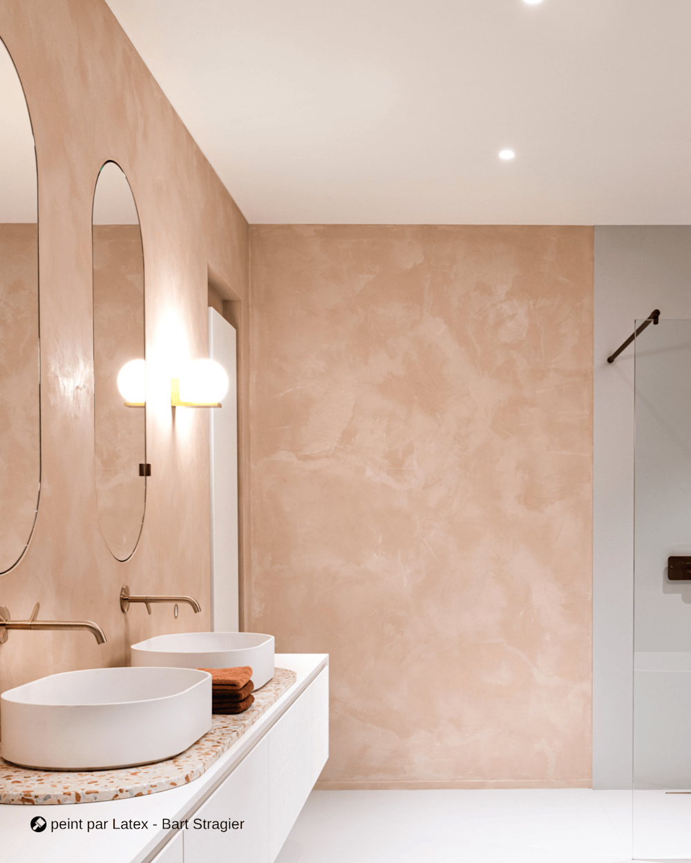 Salle de bain aux murs nuancés de rose clair et de marron