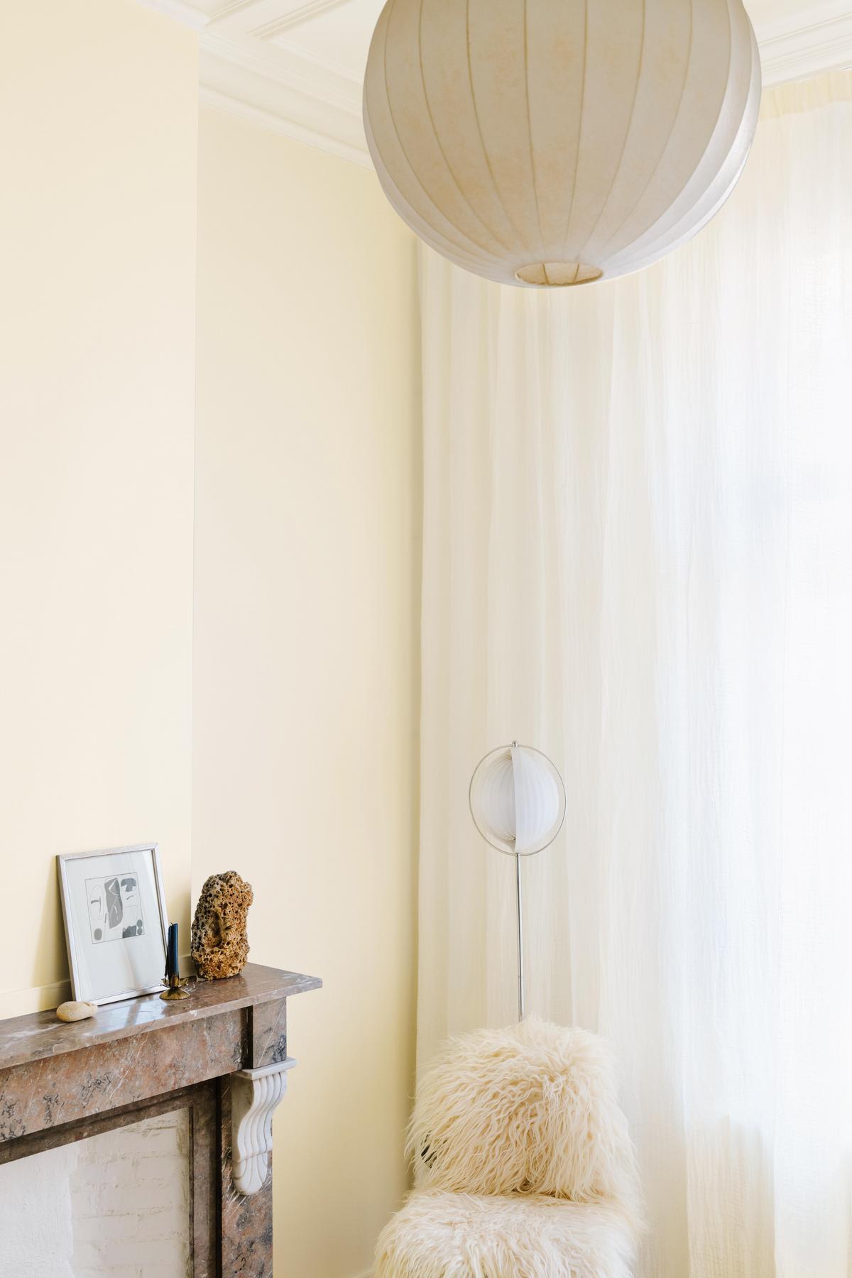 Inspiratiebeeld colora - witte woonkamer met stenen schouw - colora magazine SS2021 - woonverhaal Eefje & Senne