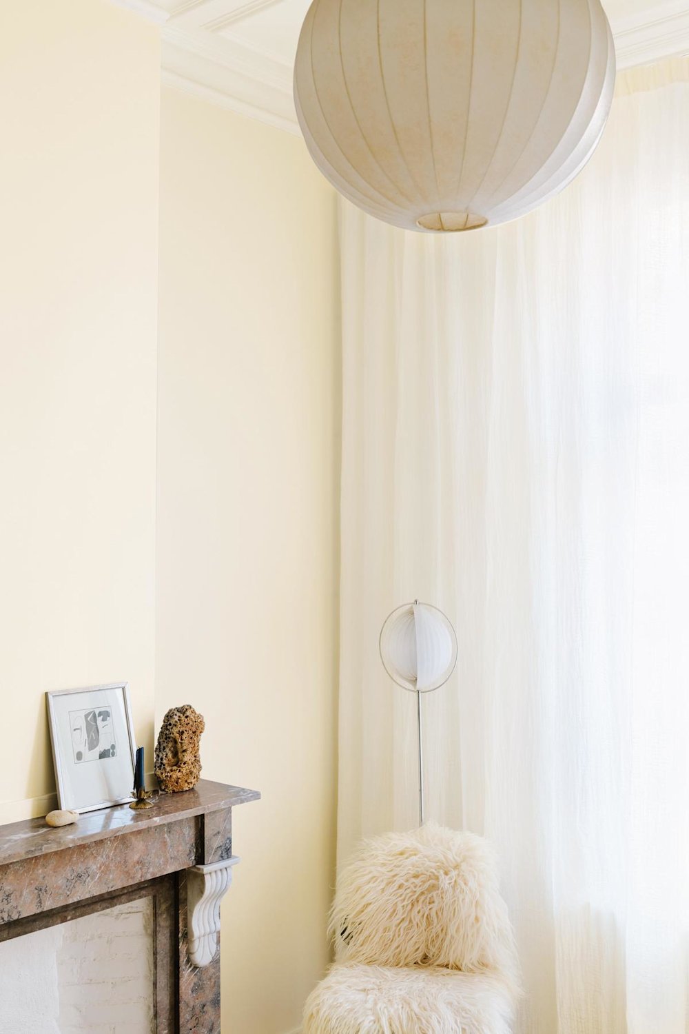 Inspiratiebeeld colora - witte woonkamer met stenen schouw - colora magazine SS2021 - woonverhaal Eefje & Senne