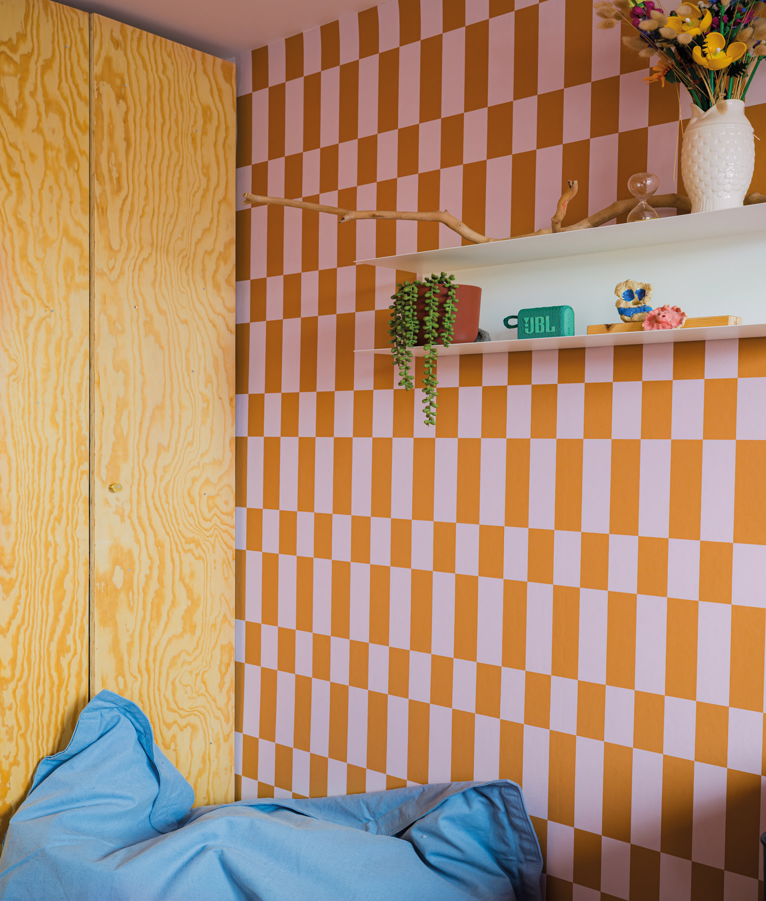 behang – slaapkamer – oranje roze – geometrisch dambord – coloramagazine