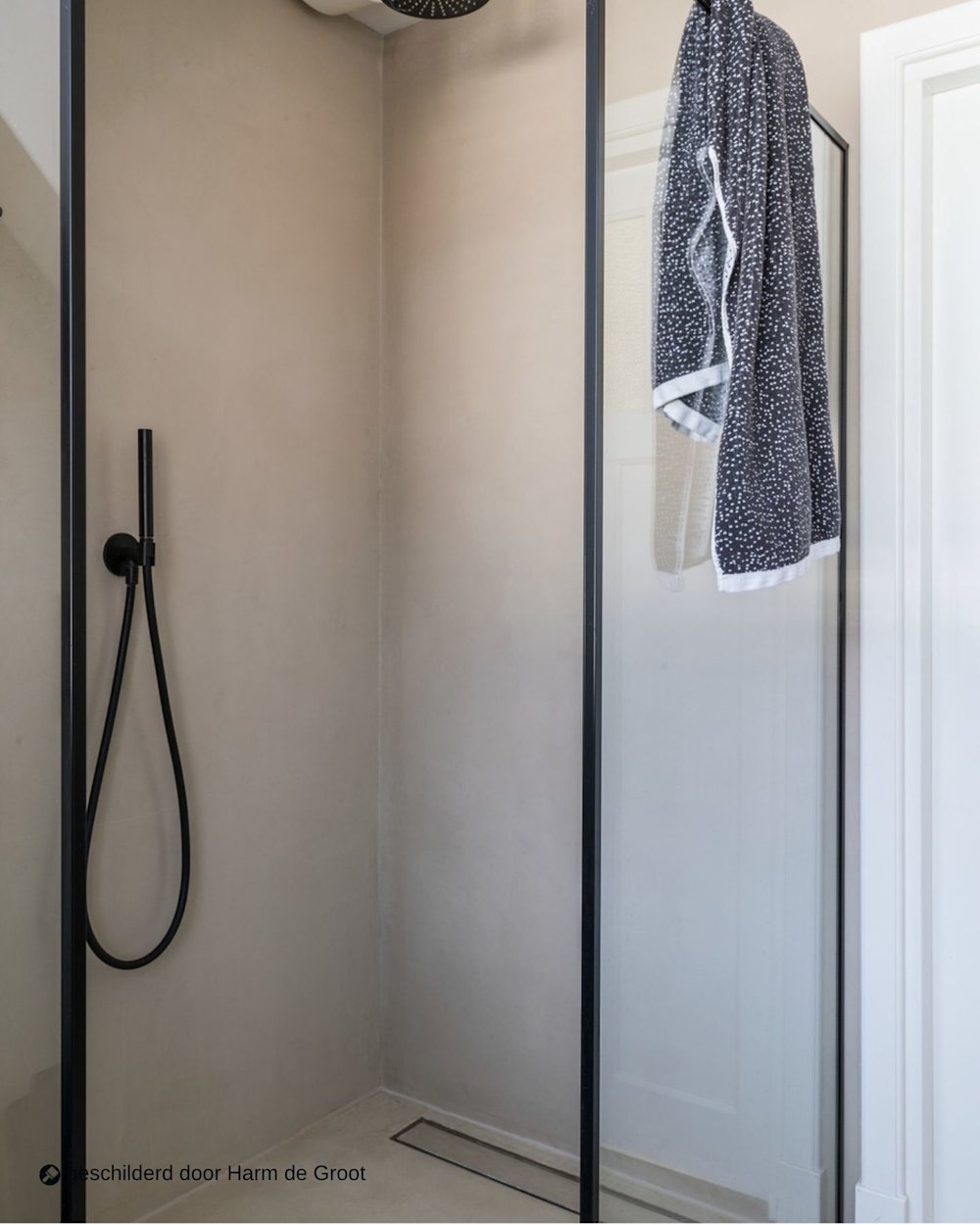 Image d'inspiration Colora – Aqua Sensa – Douche à l'italienne, aspect béton, robinet de douche noir – AS  – peinte par HARM DE GROOT 