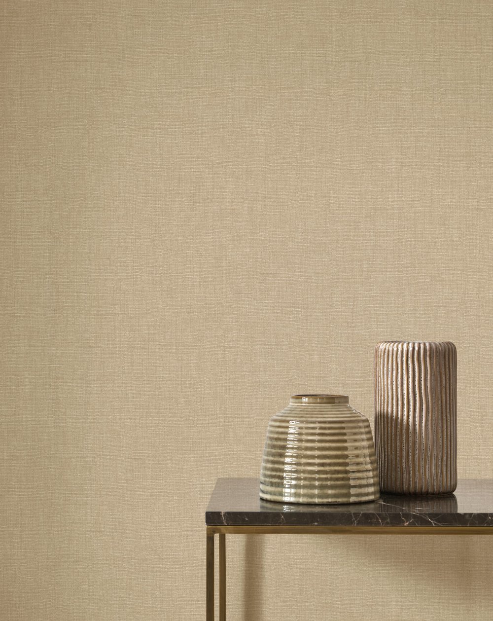 papier peint - salon - Casadeco - Rituels - 201171515 -  brun - noir - beige papier peint texturé  console en marbre  vases en céramique  tons naturels chauds