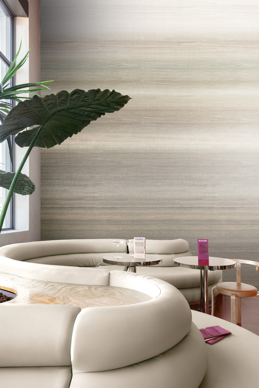 behang - woonkamer - Masureel - Serica - Chanderi Moonbeam - RIC202 - beige - zand - zacht bruin - zithoek - organische sofa - beige wand