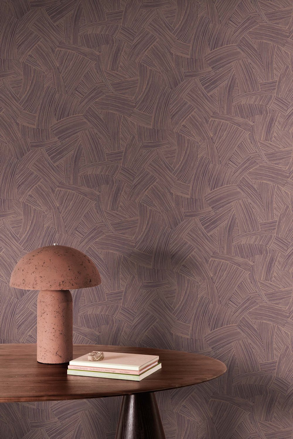 behang - woonkamer - Masureel - Ray - RAY301 - paars - taupe - vergrijsd roze - donkerbruin - grafisch behang met verweven lijnpatroon