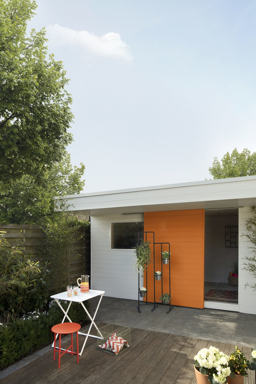wit en oranje tuinhuis
