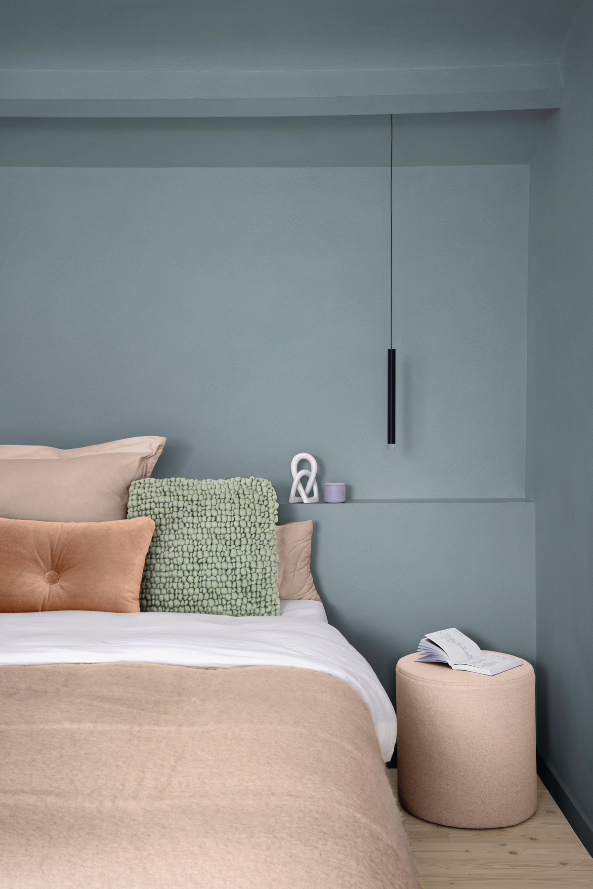 Colora-slaapkamer met blauwgrijze muren en plafond, zachtroze dekbedovertrek en houten vloer