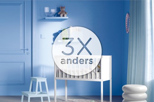 Een moderne blauwe kinderkamer met een wit wiegje, een lichtblauw krukje, pluchen speelgoed op planken, een rond vloerkleed en een pluizige plafondlamp. Blauwe gordijnen bedekken het raam.