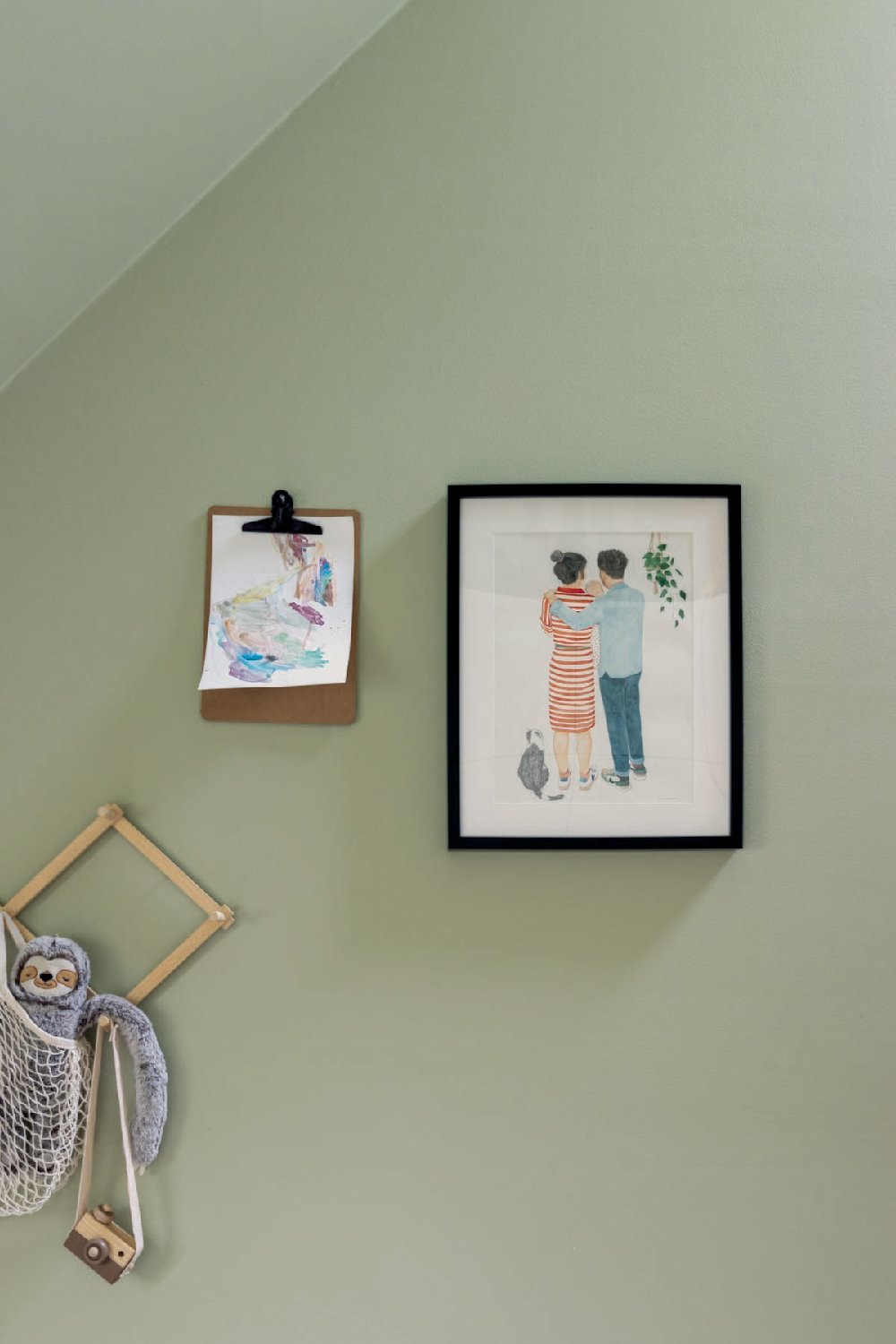 colora inspiratiebeeld - lichtgroene muur in een kinderkamer met kaders aan de muur - magazine herfst 2022