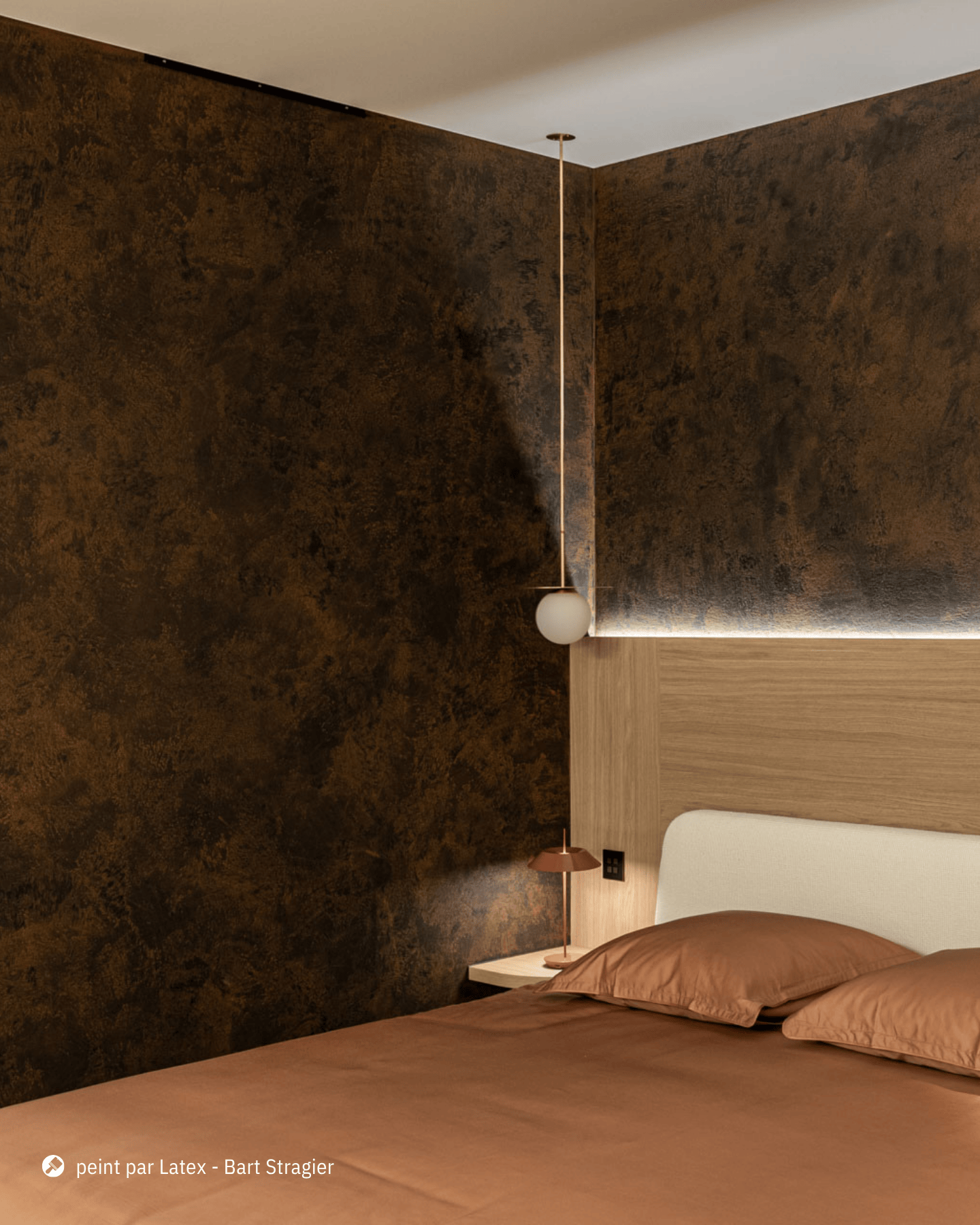  Chambre aux murs nuancés de brun foncé