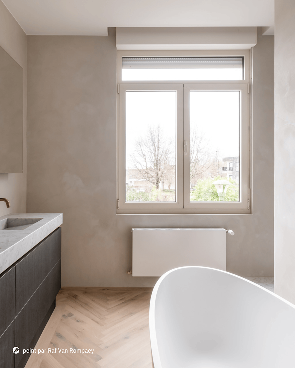 Vue sur le monde extérieur avec un mur aéré pour l'accentuer