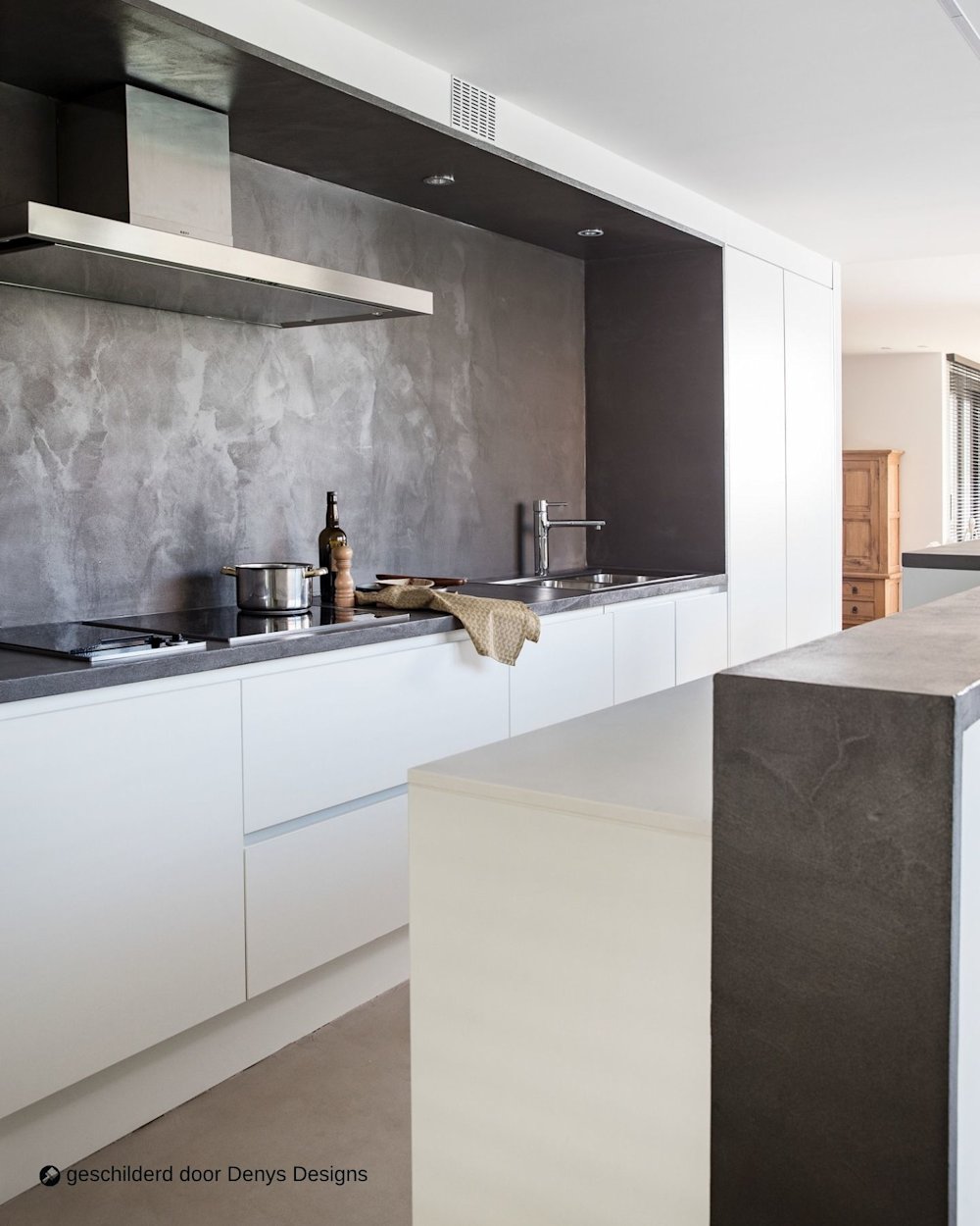 Image d'inspiration Colora – Aqua Sensa – niche sombre, cuisine épurée, aspect béton – AS 12 & AS 05 – peinte par Denys Designs 