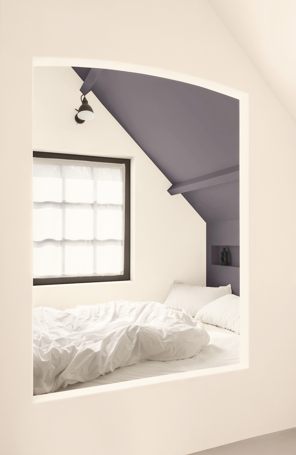 Colora- slaapkamer met witte muren en accentmuur achter het bed in een paars grijze kleur