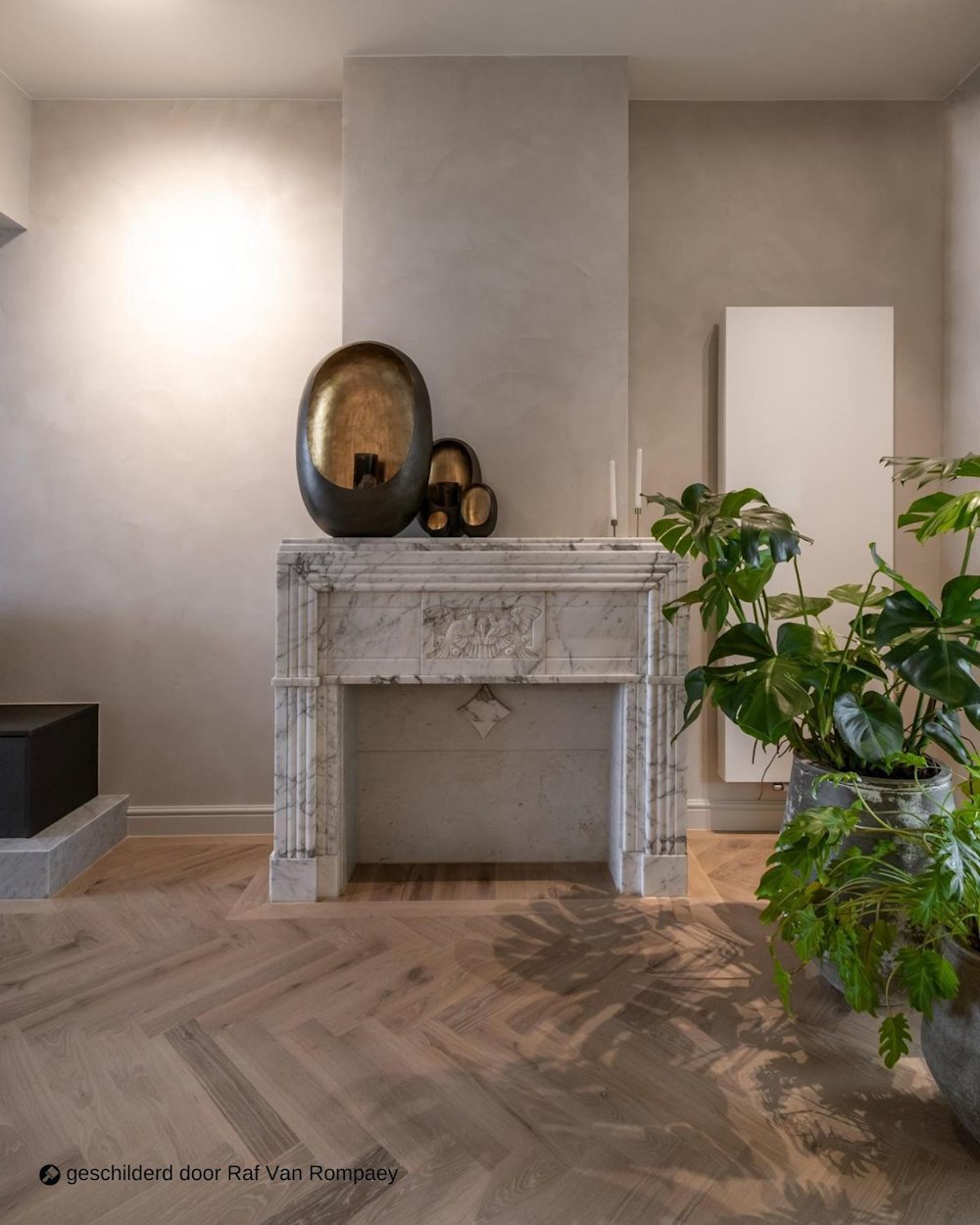 Woonkamer met open haard in Calco Original in CC 18 pale moon geschilderd door Raf Van Rompaey NL