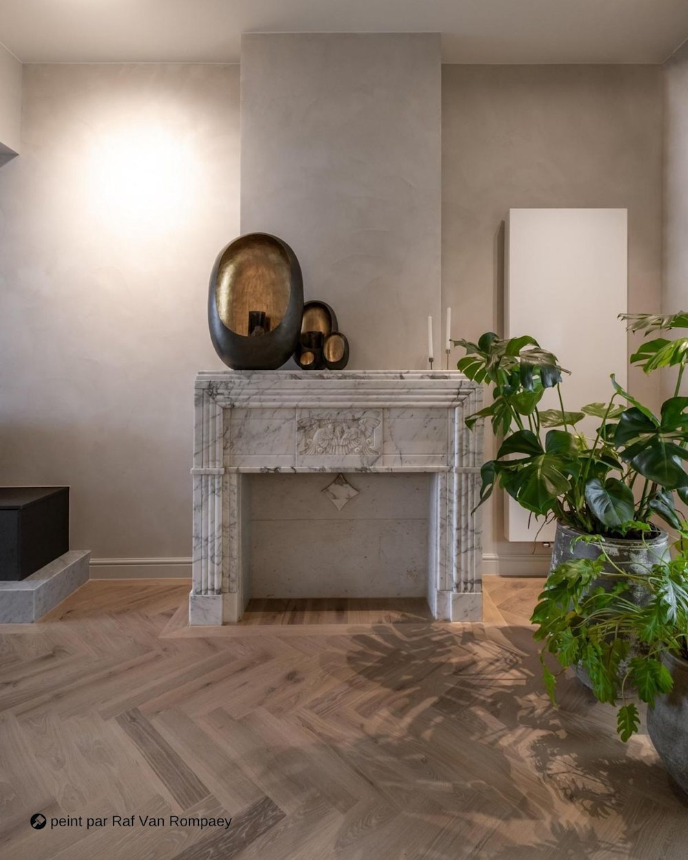 Woonkamer met open haard in Calco Original in CC 18 pale moon geschilderd door Raf Van Rompaey FR