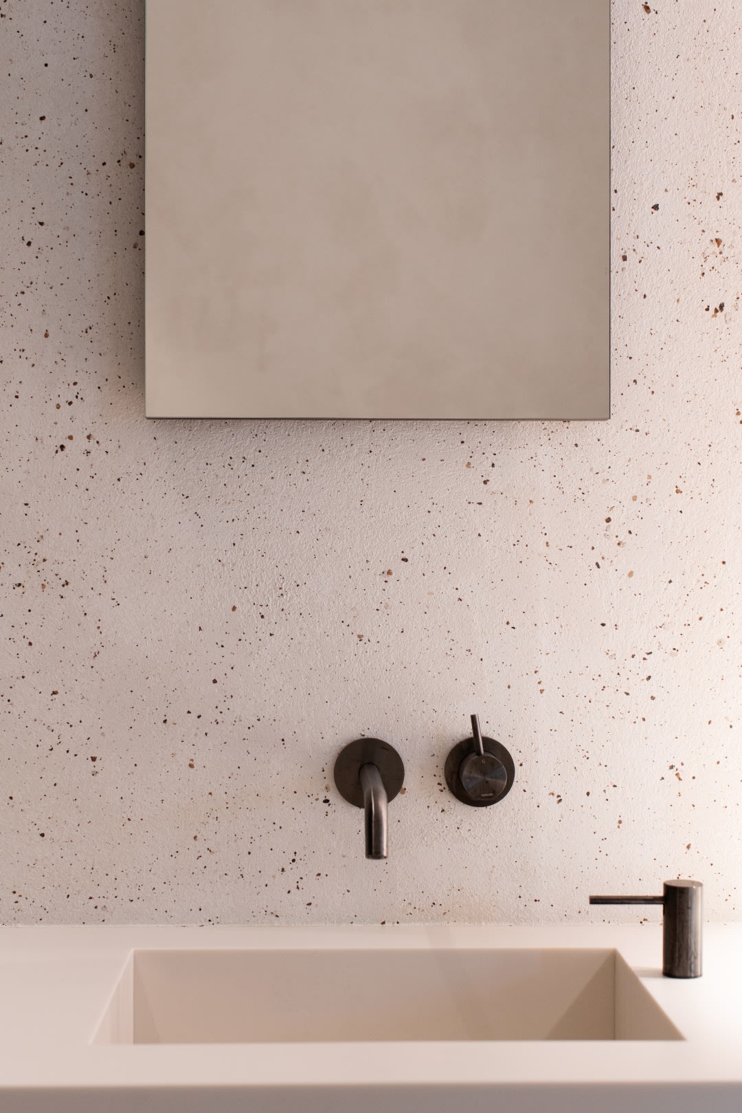 Stone art Uni OR77 art maximum white transparante stone top + terrazo flakes