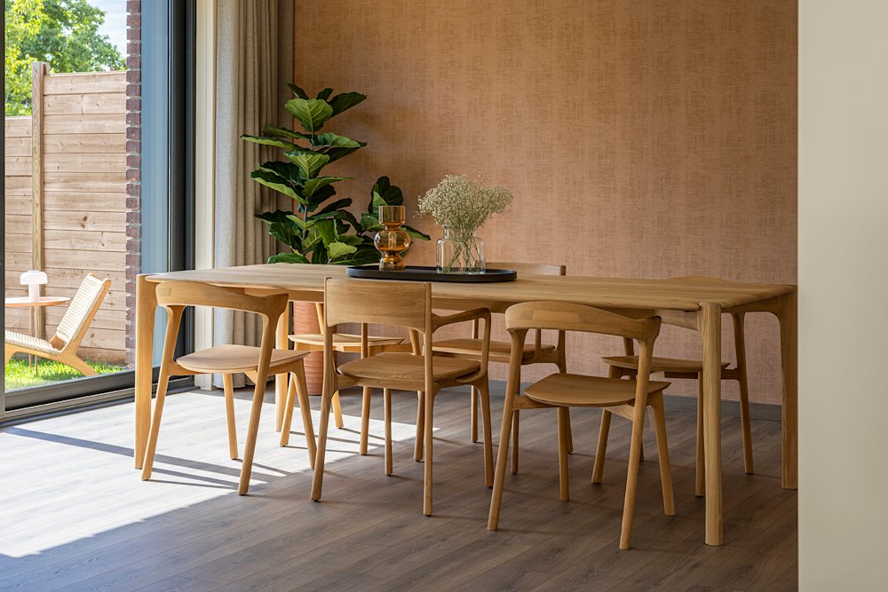Eetkamer met oranje achterwand