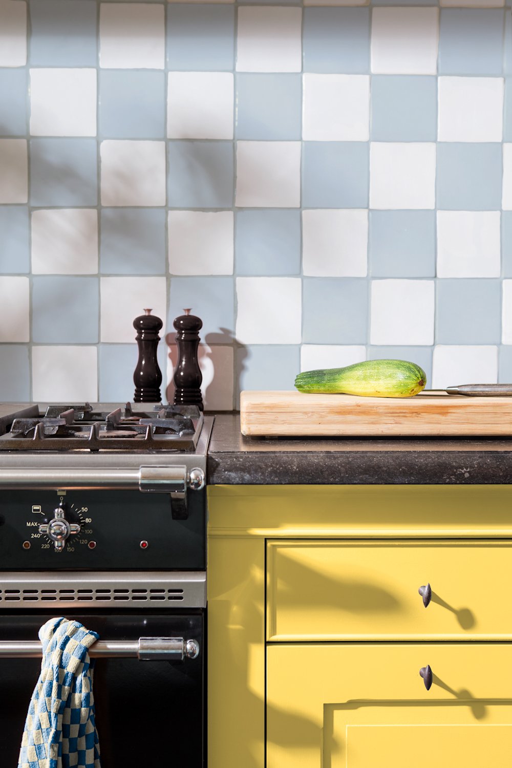 keuken - keukenkast - geel WAC 002 lemonade lover – tegels – blauw – cottagecore - coloramagazine