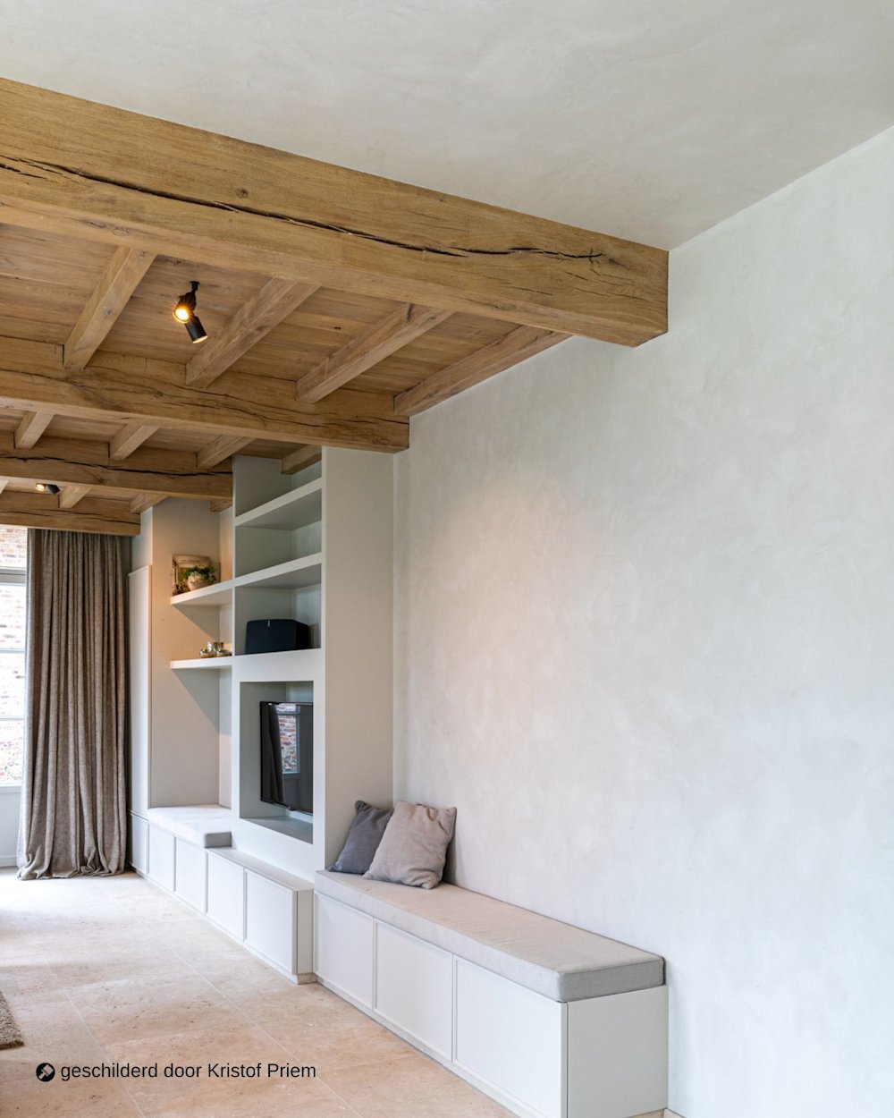 muren en plafond geschilderd in Calco Original in CC 18 pale moon geschilderd door Kristof Priem in een woonkamer met houten balken aan het plafond NL