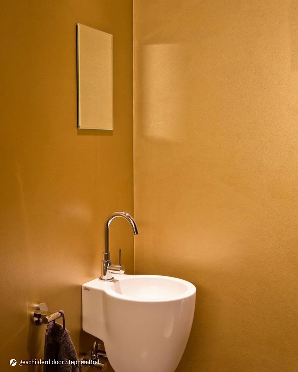 Toilet in Metallic Chic in MT 46 Original Gold geschilderd door Stephen Bral