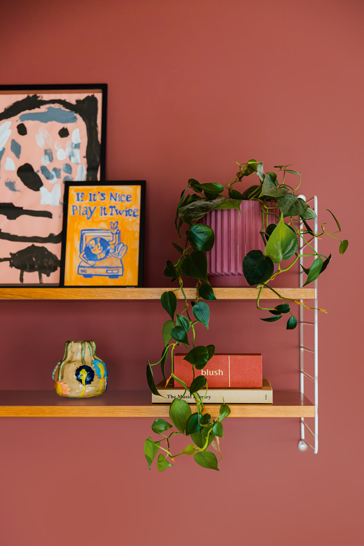 BIMU – woonkamer – rood - WE M99 red residence – wandplank - colora-magazine