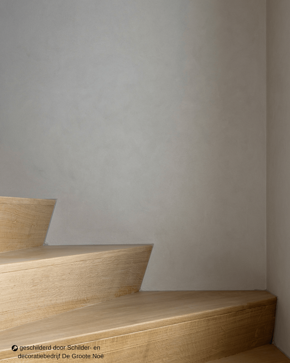 Houten trap met off-white muur