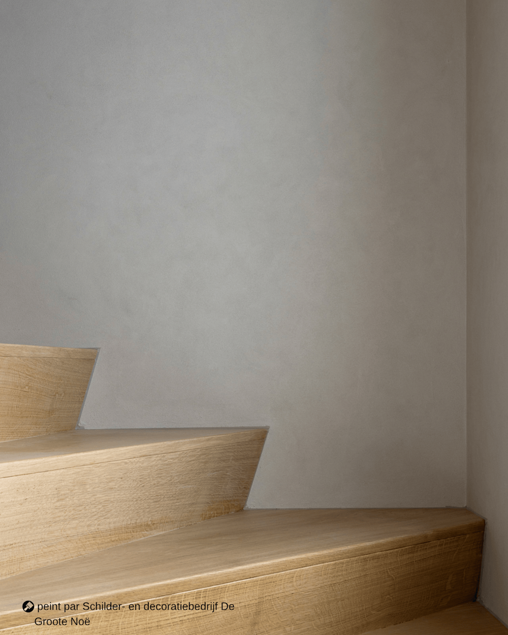 Escalier en bois avec mur blanc cassé