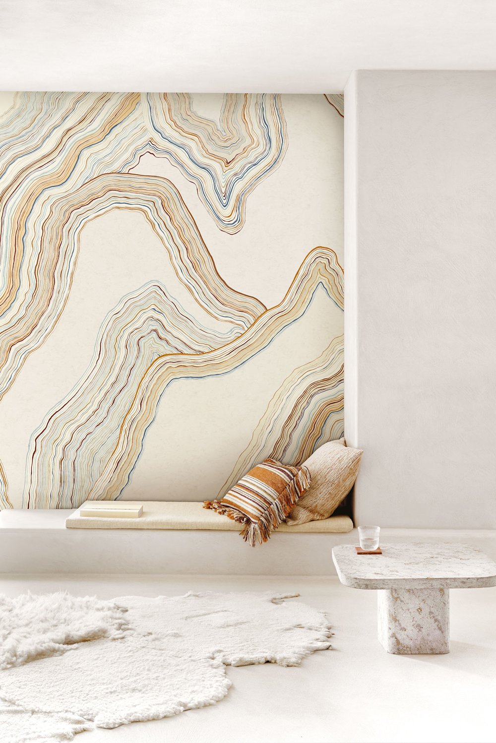 behang - woonkamer - Masureel - Erosion - DGERO1011-1013 - creme - terracotta - okergeel - lichtblauw - donkerblauw - beige - grafisch behang met kleurrijke golvende lijnen