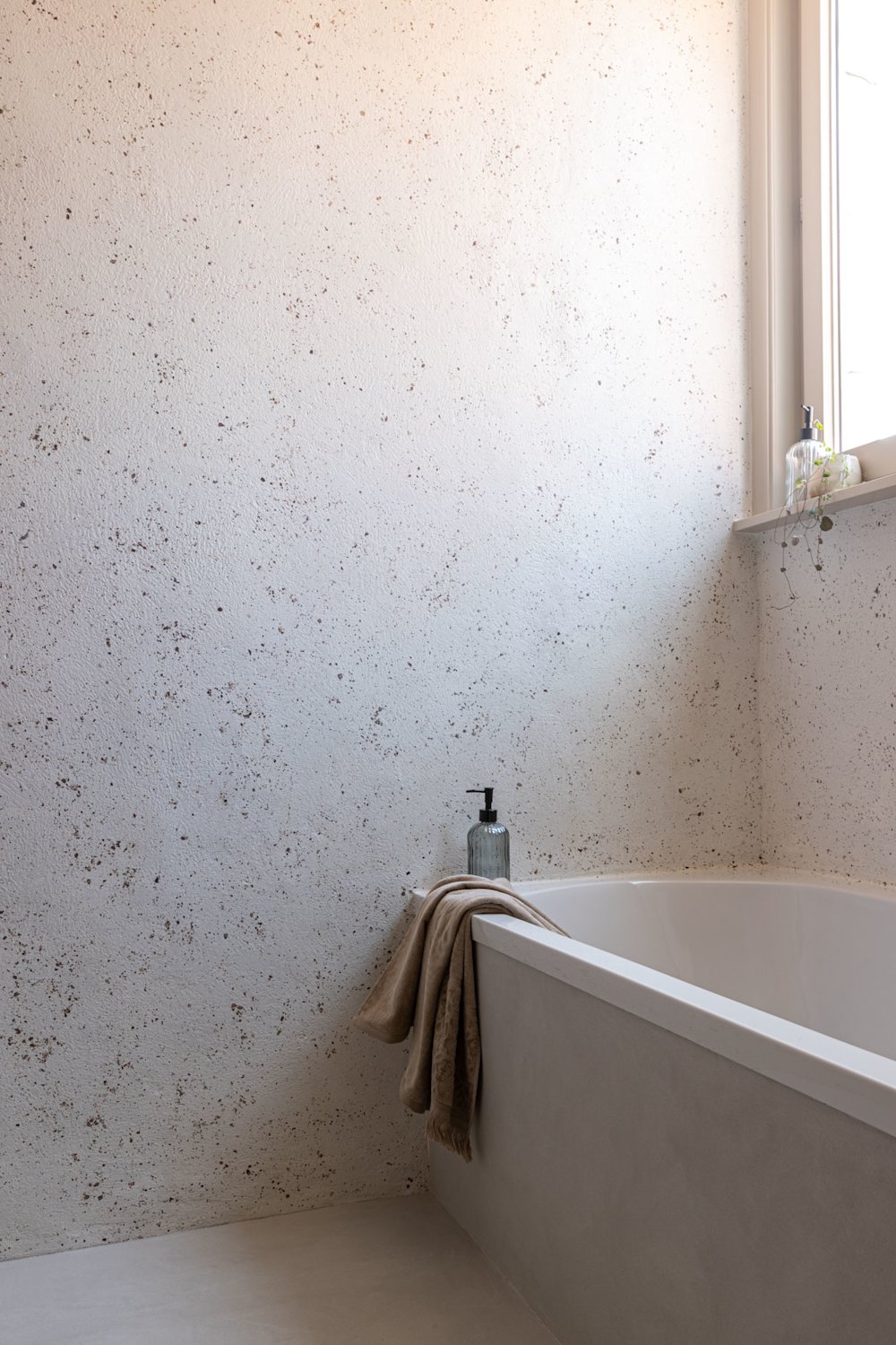 Salle de bain avec mur blanc cassé