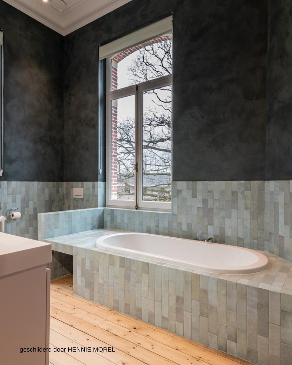 inspiratiebeeld colora – Aqua Sensa – Donkere badkamer, bad, textuur, karaktervol – AS 27 – geschilderd door HENNIE MOREL 