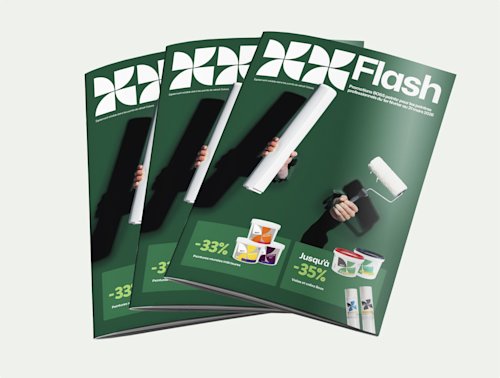 Trois brochures vertes intitulées « BOSS Flash » avec des images de mains tenant des rouleaux à peinture et des pots de peinture, annonçant des réductions de 33 % et 35 % sur les produits de peinture.