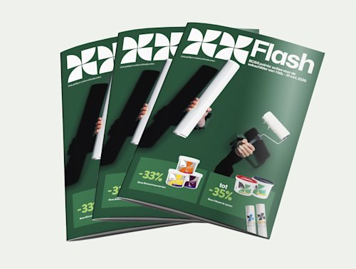 Drie groene brochures getiteld "BOSS Flash" met afbeeldingen van handen die verfrollers en blikken vasthouden, waarin wordt geadverteerd met kortingen van 33% en 35% op verfproducten.