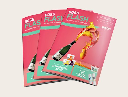 Op drie gestapelde brochures met een koralen achtergrond staan twee champagneflessen afgebeeld die vloeistof in een glas spatten. De tekst luidt "BOSS FLASH" en maakt reclame voor kortingen en champagneaanbiedingen.