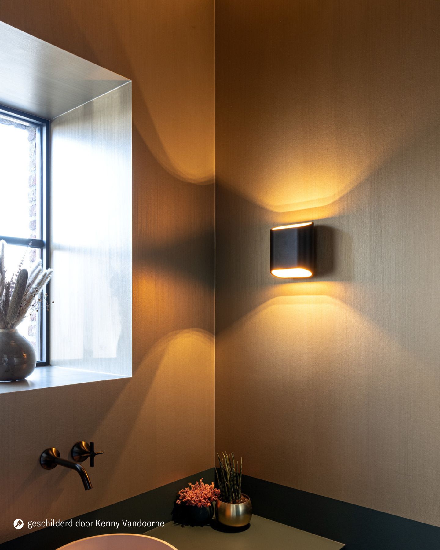 Metallic Chic op de muren in MT 34 Luxurious Rust aan een wastafel geschilderd door Kenny Vandoorne