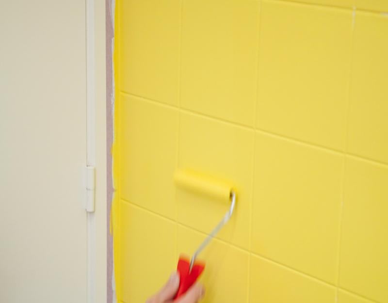 appliquer la couche de finition sur les carreaux